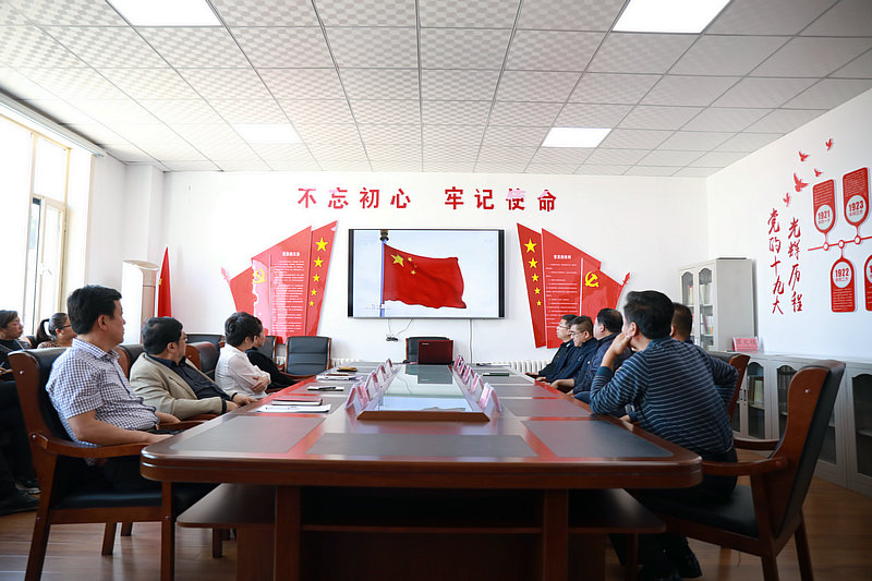 集中观看专题教育片.JPG